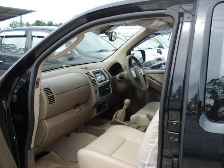Images (Pics) of new and used Extra Cab Nissan Navara from Thailand's and Dubai's top new and used Nissan Navara Single, Extra and Double Cab dealer and exporter Sam Motors